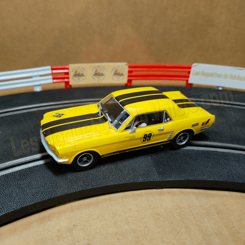 Ford Mustang Scalextric C4537 l'histoire de la voiture 1/32 de Alex Taylor