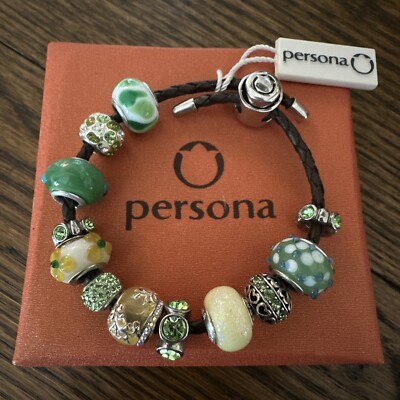 PERSONA braunes geflochtenes Armband mit 12 Persona Perlen in Grün/Gelb.