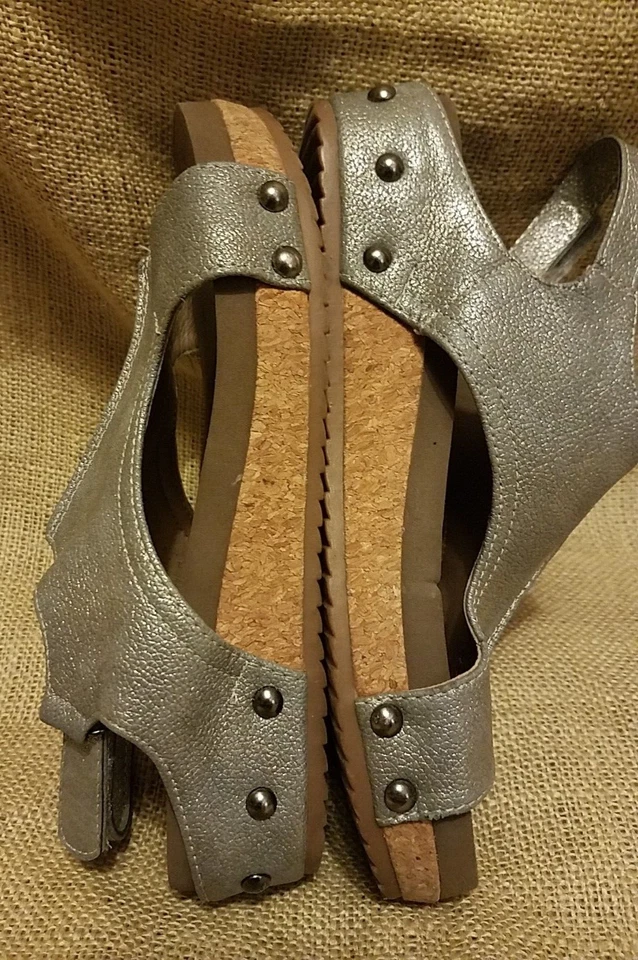 Sandalias de cuña Corkys para niños pequeñas niñas VOLTA talla 4 peltre plateado con tachuelas usadas en excelente estado Foto 4 de 4