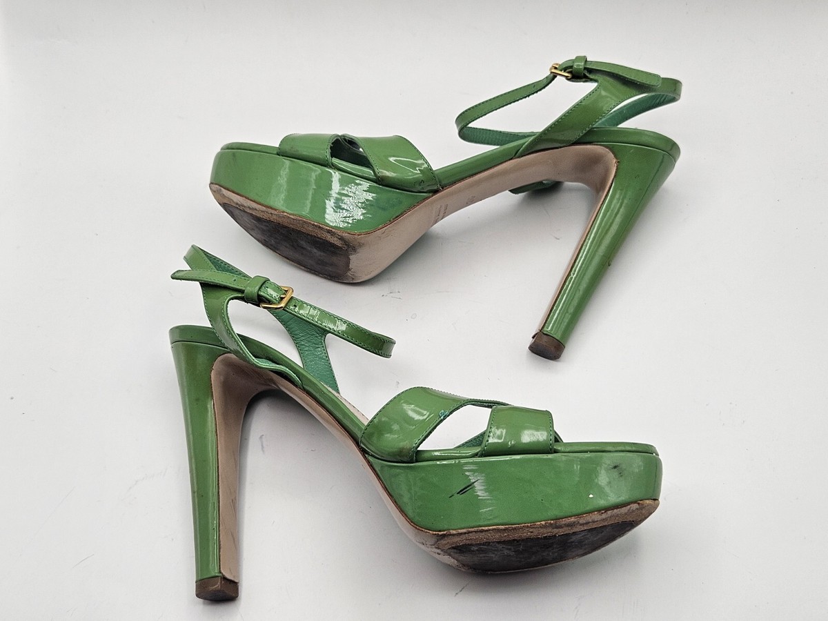靴 miumiu round toe enamel high heels Miu Miu Black Patent Leather Crystal Embellished Heel Closed