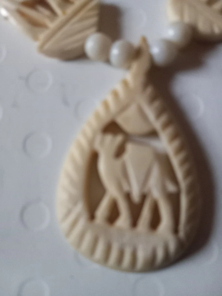 Collar bohemio vintage tallado en camello con cuentas usado Foto 3 de 4