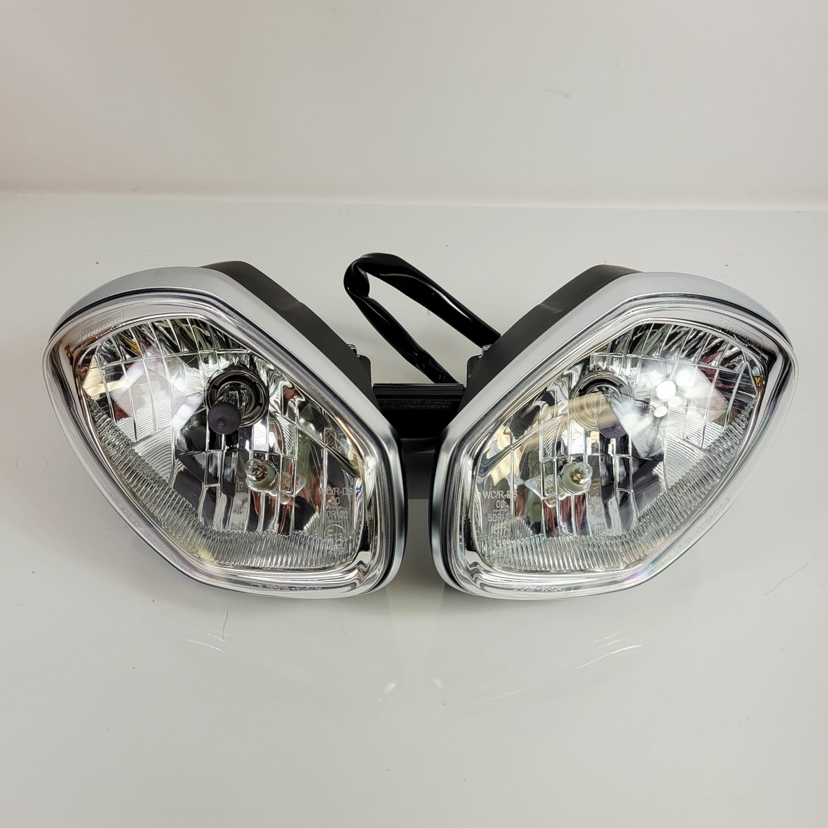 2011 - 2012 TRIUMPH STREET TRIPLE 675 GENUINE T2701952 HEADLIGHT