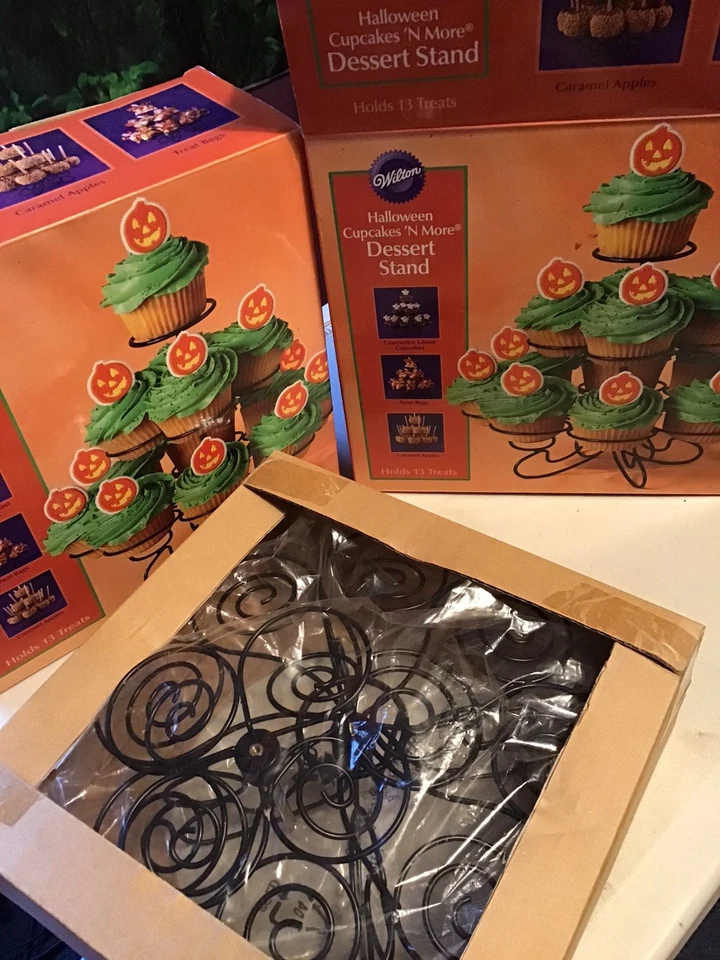 WILTON Halloween Cupcakes n More Soporte de Postre, Lote de 2 Soportes, Nuevo En Caja Foto 2 de 4