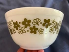 Pyrex Vintage Spring Blossom/Crazy Daisy Green 1.5 Qt White Mixing Bowl #402