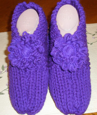 HAND KNITTED WOMAN LADY SLIPPERS "CUTE"   SIZE - LARGE 10 - 11  with DAISY