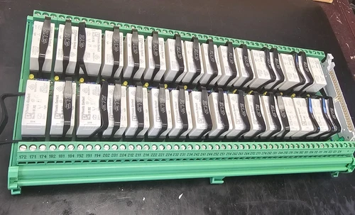 PHOENIX CONTACT 2968373 UM-32 RM/RT-G24/21/PLC MODULE W/ 32PC RELAY 29 61 312