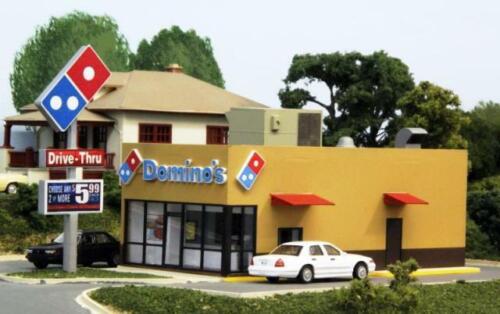 DOMINO'S PIZZA RESTAURANT NEW DESIGN KIT 76x159x57mm HO 1/87 scale SUMMIT DP-003 - Picture 1 of 3