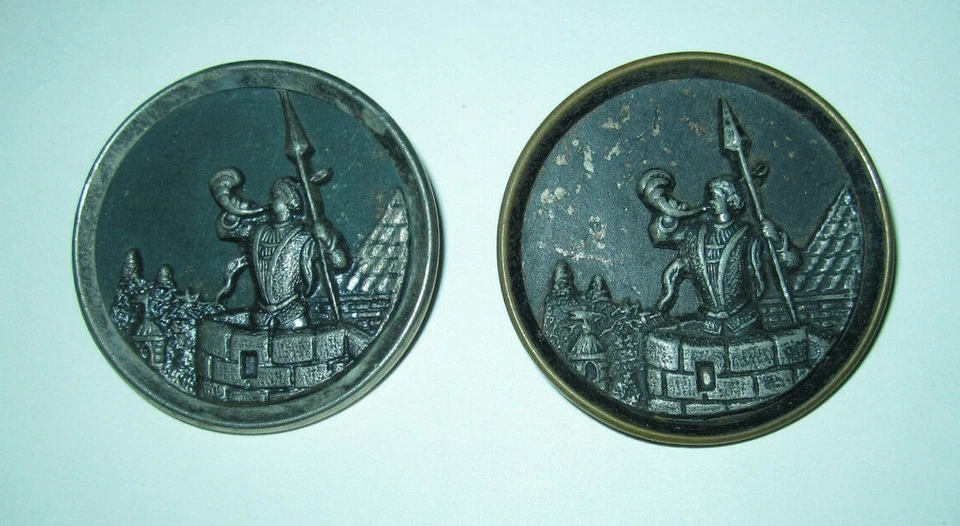 Lote de dos grandes botones de imagen de latón antiguo, centinela en torreta de castillo con cuerno