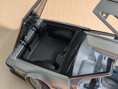 SUN STAR - 1981 DELOREAN DMC 12 LK - 1/18 DIECAST - Picture 10 of 12