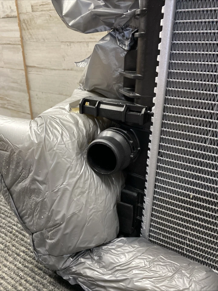 Radiador Motorcraft RAD-83 Ford CV6Z-805-B Foto 3 de 4