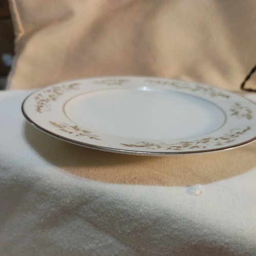 Vintage International Silver - "326 Springtime" - 6 1/4" Bread/Dessert Plates - Picture 2 of 4