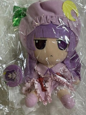 Touhou Project FumoFumo Patchouli Wissen Plüsch mit Abzeichen Geschenk
