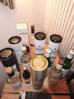 Leere Whisky Flaschen mit Umverpackung 6 große Flaschen und eine kleine