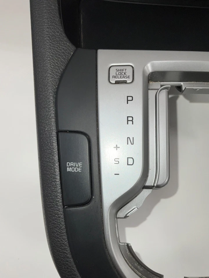 2020 Kia Forte console central conjunto de engrenagem armazenamento preto USB 84632-M7100 FABRICANTE DE EQUIPAMENTO ORIGINAL - Imagem 3 de 4