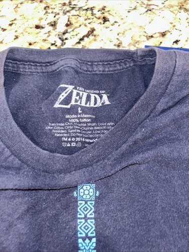Legend Of Zelda Sword And Shield Shirt L Nintendo Triforce Master Link Glyphs - Picture 3 of 4