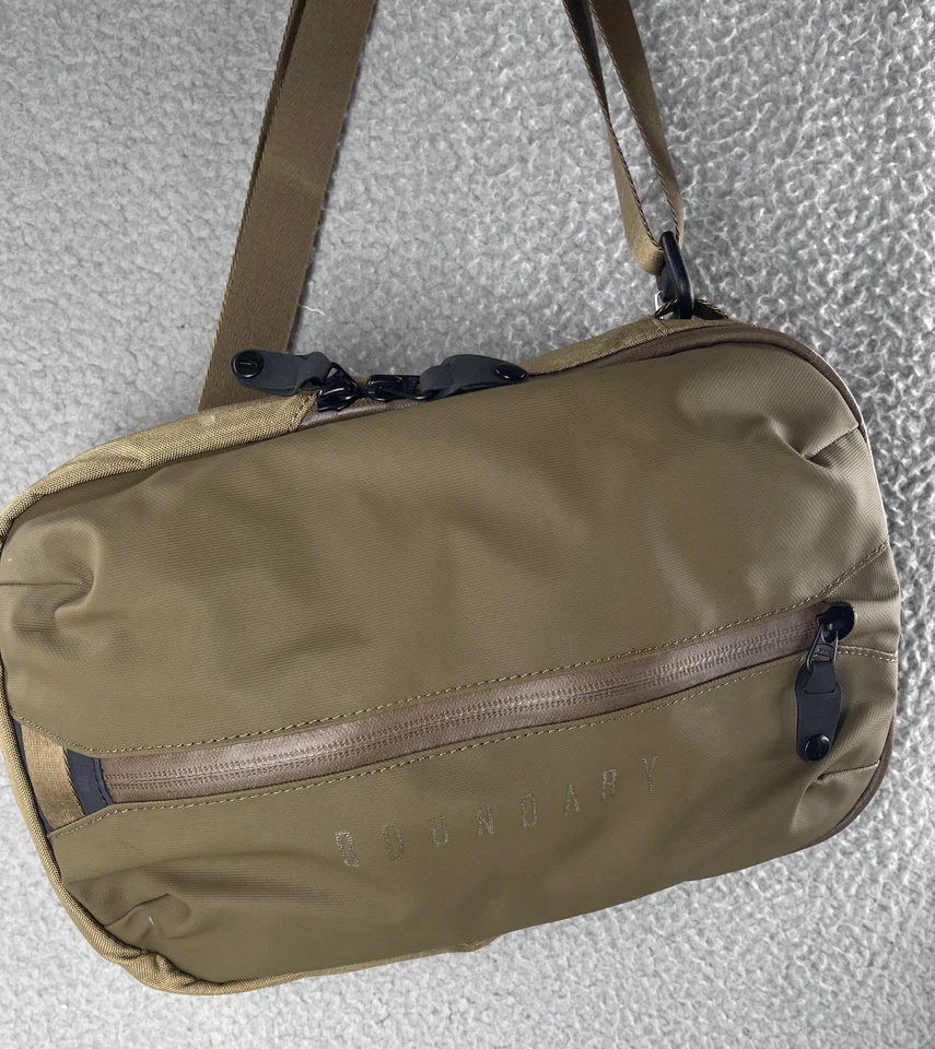 Bolsa eslinga con compartimento auxiliar Boundary Supply reciclada resistente a la intemperie al agua 6x9x6D Foto 4 de 4