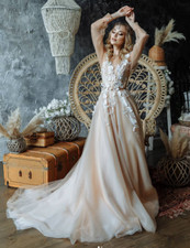 Boho Champagne Wedding Dresses Long Sleeves Lace Appliques V Neck Bridal Gowns