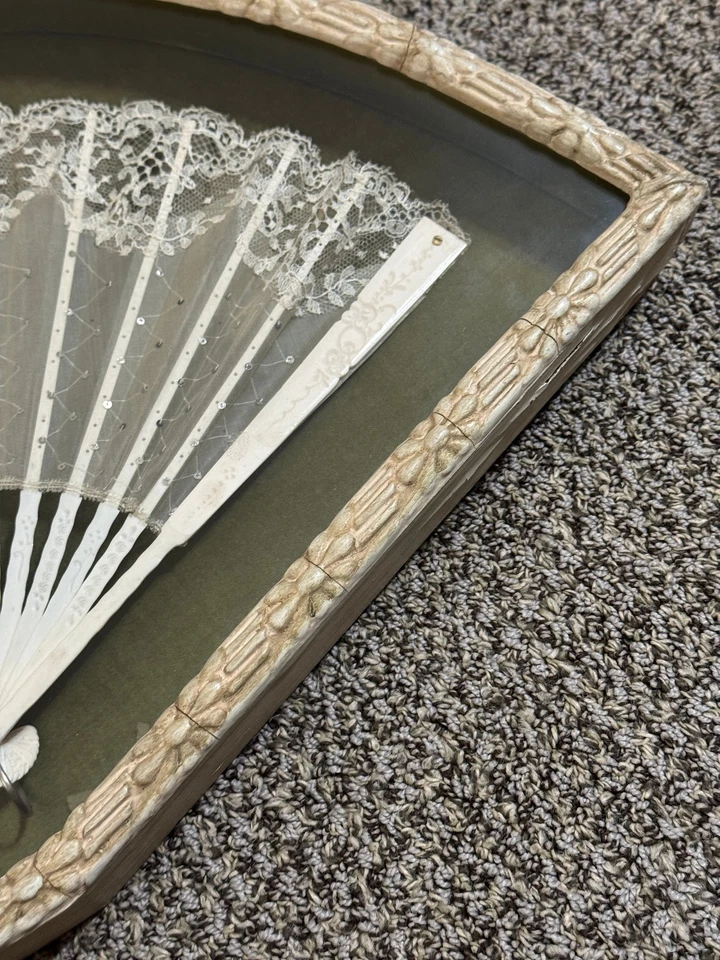 Antiguo abanico de seda blanco de exportación china del siglo XIX en marco con percha 22 1/2" Foto 3 de 4