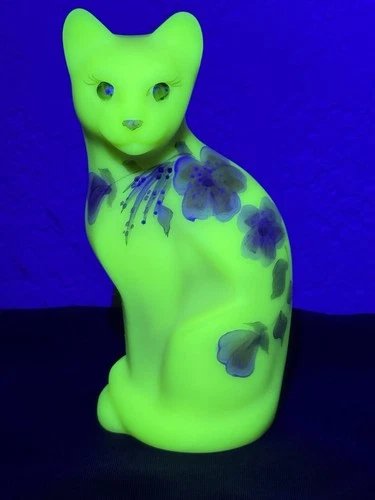 Fenton Uranium Burmese Sitting Cat Figurine Signed Limited Run *Mint #1231 W/Box