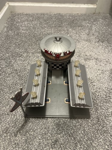 Mattel Disney Cars Flo's V8 Cafe Playset LUCI! Stazione di servizio carburante pompa benzina H8880 - Foto 1 di 7