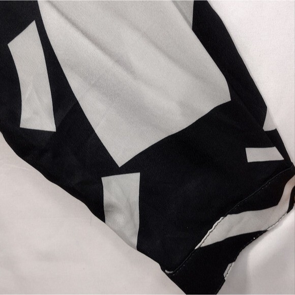 PrettyLittleThing Geometric Contracting Button Sh… - image 3