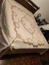 Copriletto matrimoniale in puro lino, ricamato e con applicazioni in vero Cantù