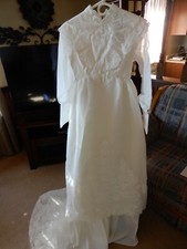 VINTAGE 1971 WEDDING BRIDAL DRESS IVORY/WHITE PROFESSIONALLY DRY CLEANED