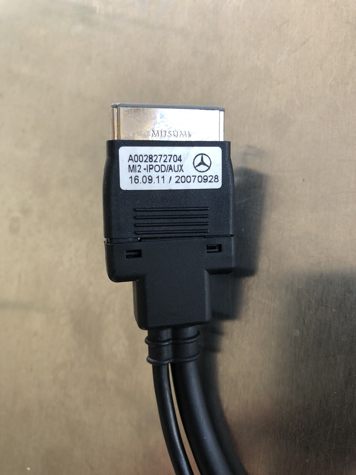 MERCEDES MEDIA INTERFACE CABLE iPHONE iPAD AUX CONNECTOR A 002 827 27