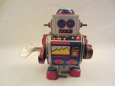 VINTAGE LAUFENDER ROBOTER MS235 BLECH SPIELZEUG MIT AUFZIEH SCHL&Uuml;SSEL TOY DROID