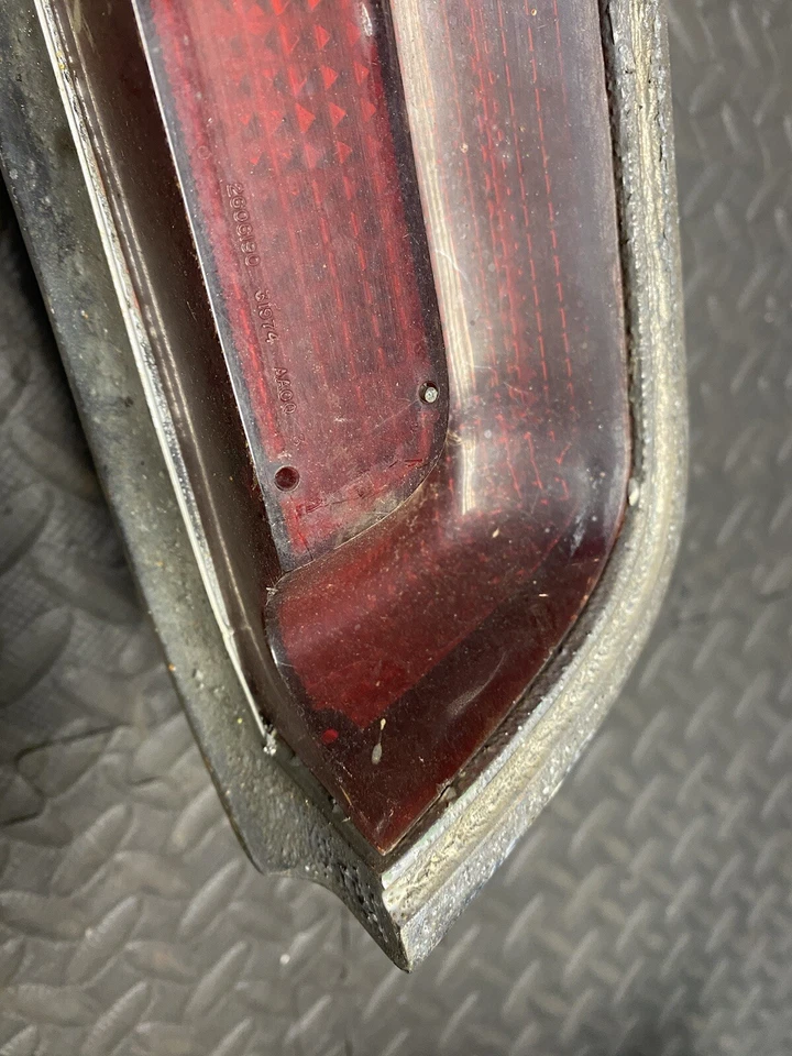 Plymouth Fury II 1967 conjunto de lámpara de luz trasera lateral para pasajero derecho 2606314 Foto 4 de 4