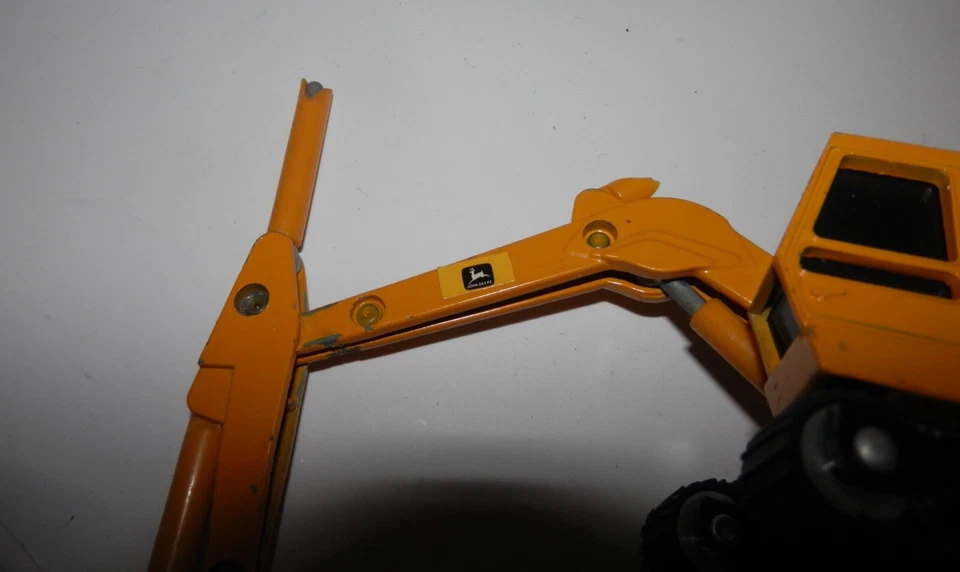 Excavadora John Deere 690C Ertl 1:64 de colección (pluma rota) Foto 4 de 4