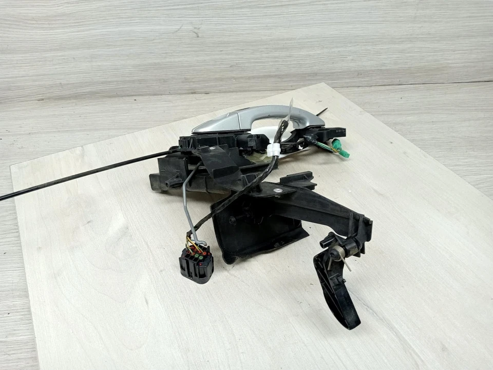 FORD FOCUS DOOR HANDLE 	 OUTER, RH FRONT, LW, COLOUR CODED, W/ KEYLESS ENTRY TYP - image 2 of 4