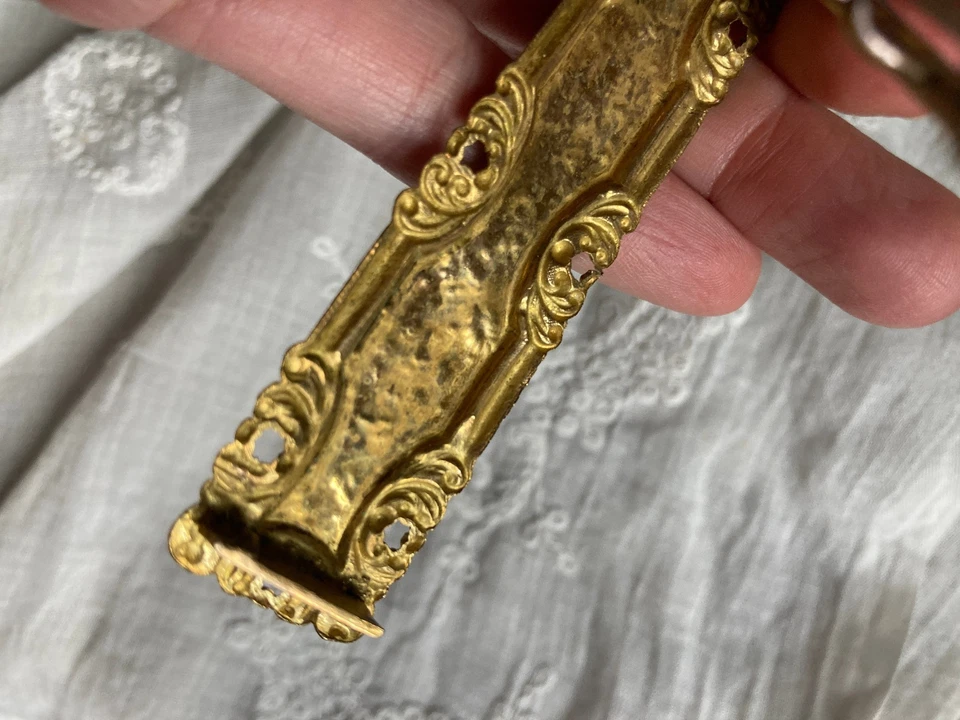 Ancienne boucle de ceinture ou cape en pomponne doré, motif floral XIX - Photo 2/4