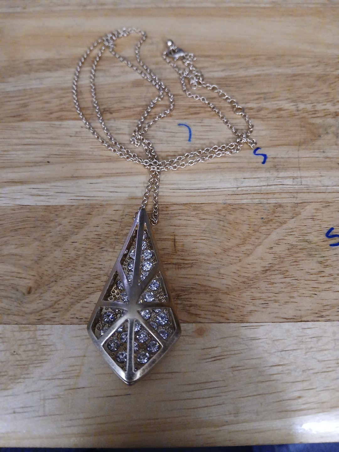 Goldtone Unsigned Modified Tear Drop Pendant Neck… - image 1