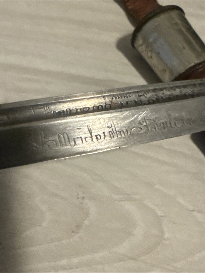 Cuchillo Puukko finlandés antiguo. Hoja grabada. Foto 2 de 4