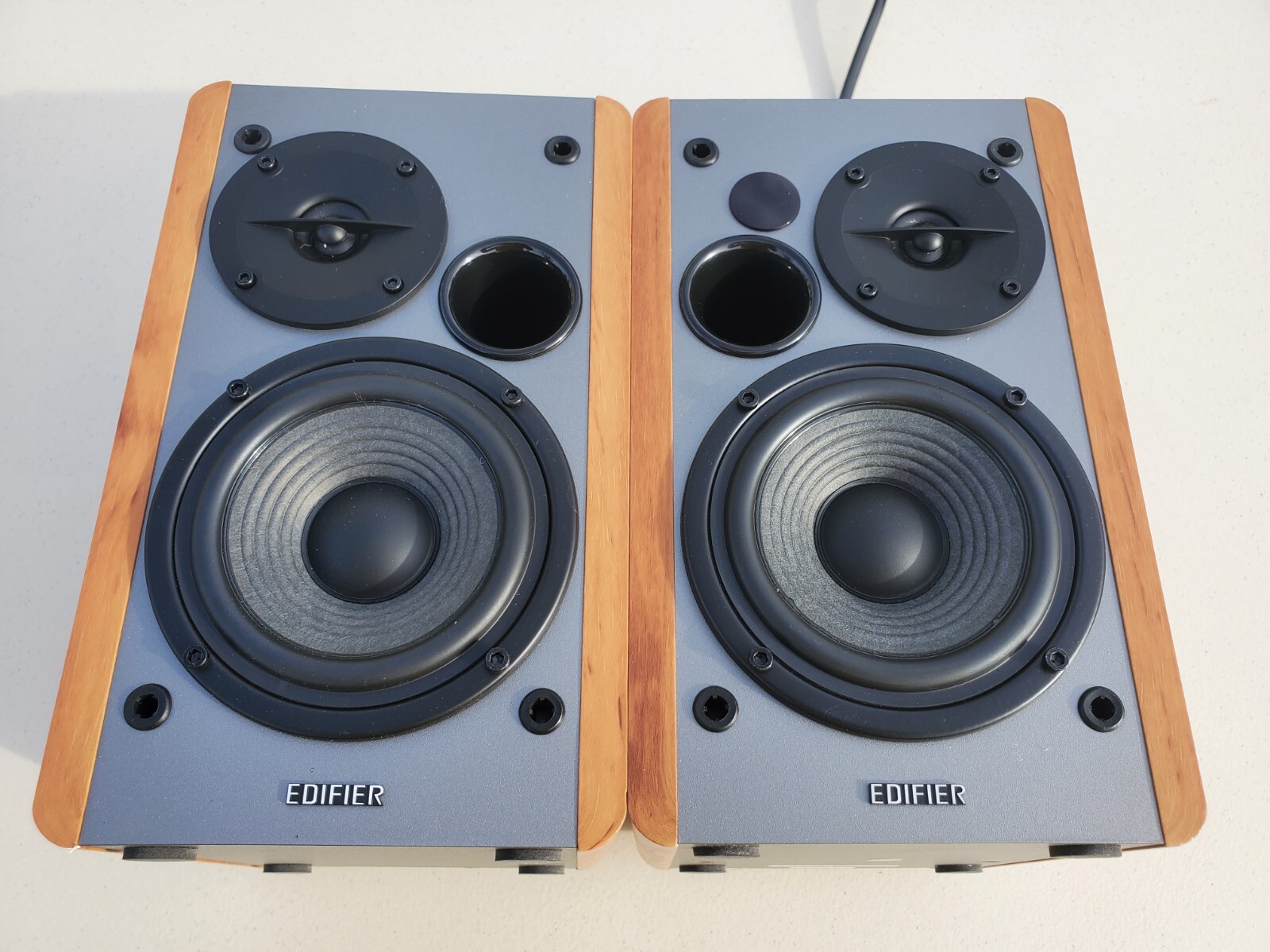 EDIFIER R1280T POWERED BOOKSHELF SPEAKERS WOODEN ENCLOSURE With