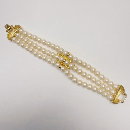 Brazalete de abeja vintage firmado por Joan Rivers de perlas de imitación triple hilo estrás - Imagen 7 de 9