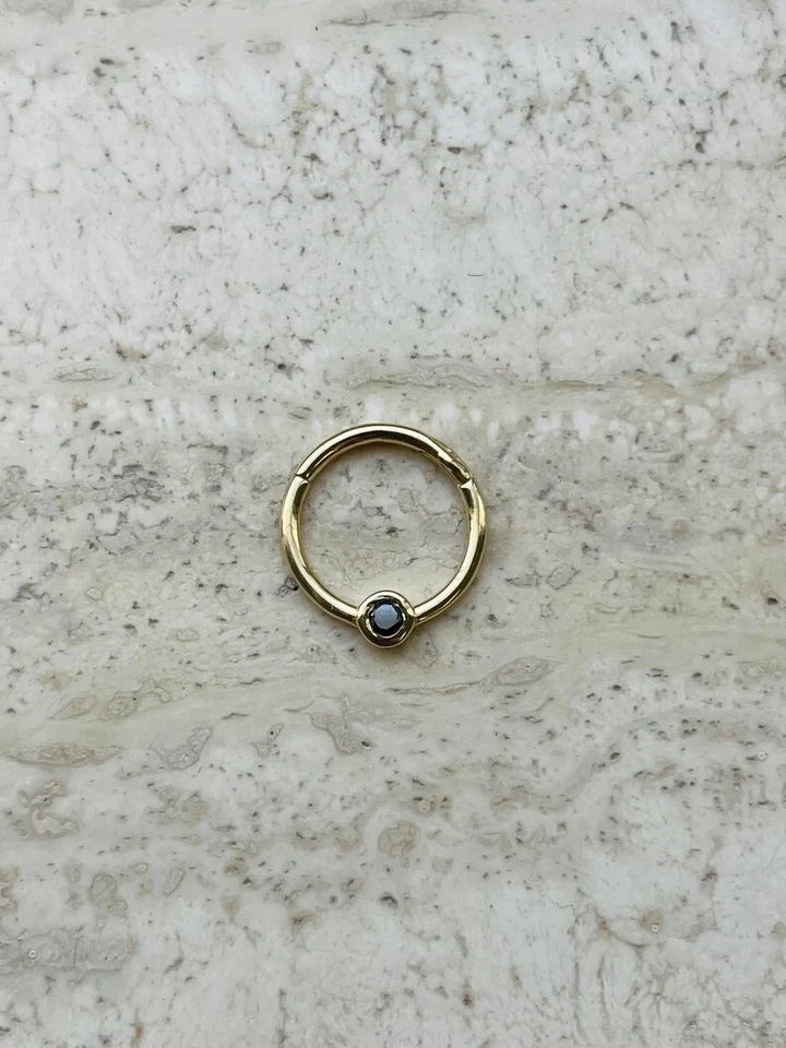 Anillo de nariz con bisagras de diamante negro único en Bazel Septum Clicker Daith Hoop oro de 14 k Foto 3 de 3