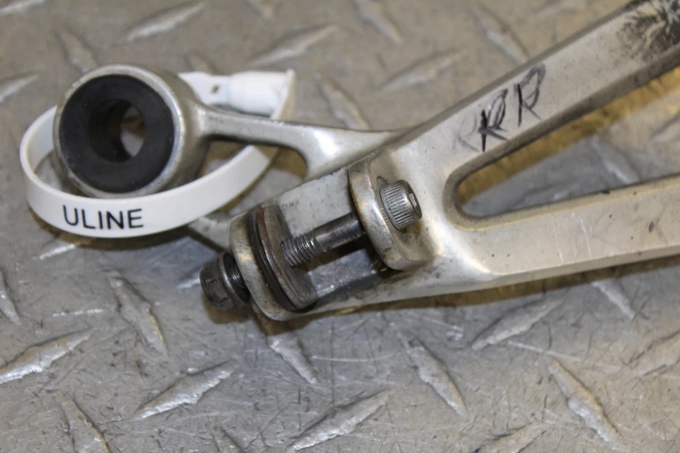 1999 YAMAHA YZF R1 YZFR1 SUPORTE DE PEG TRASEIRO DIREITO PASSAGEIRO - Imagem 4 de 4