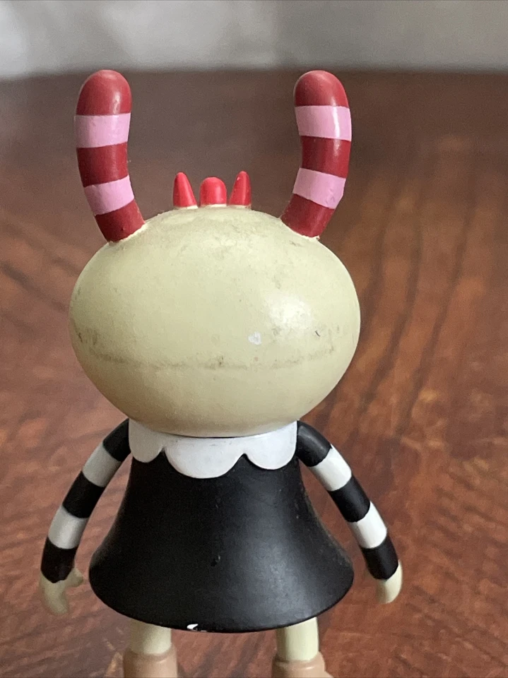 Kidrobot Heroes and Heartbreakers Beatrice vinilo 3” figura de Ryan Bubnis Foto 4 de 4