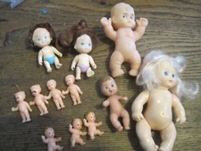 VTG Lot of 12 Plastic Molded Miniature Dollhouse Baby Dolls/TYCO QUINTS