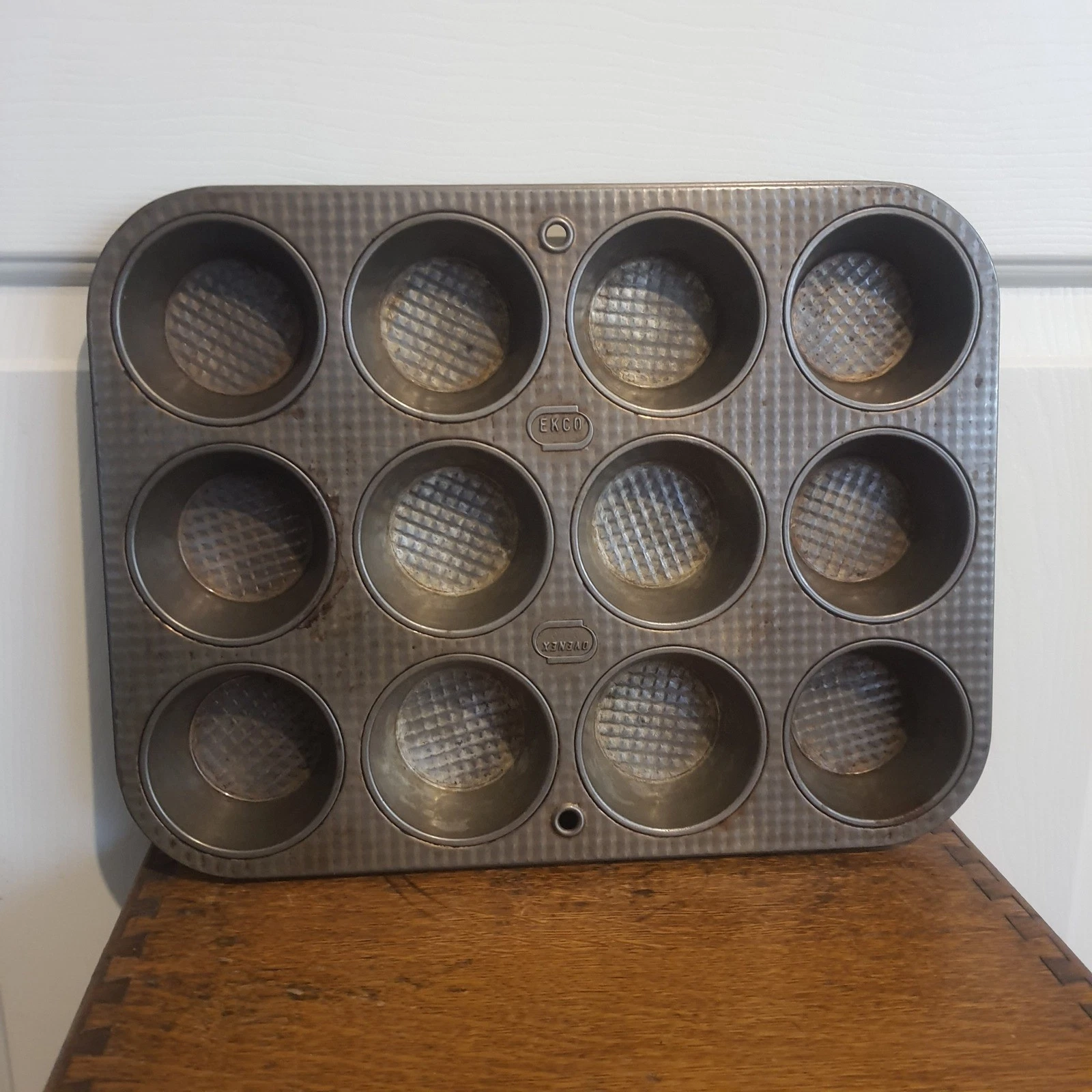 Ekco Fluted Muffin Pan 12 Cup Vintage Metal Baking Bakeware Kitchen N-120-12