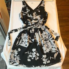 Express Women’s Sleeveless V-neck Knee Length Floral Dress size XS,Black & White