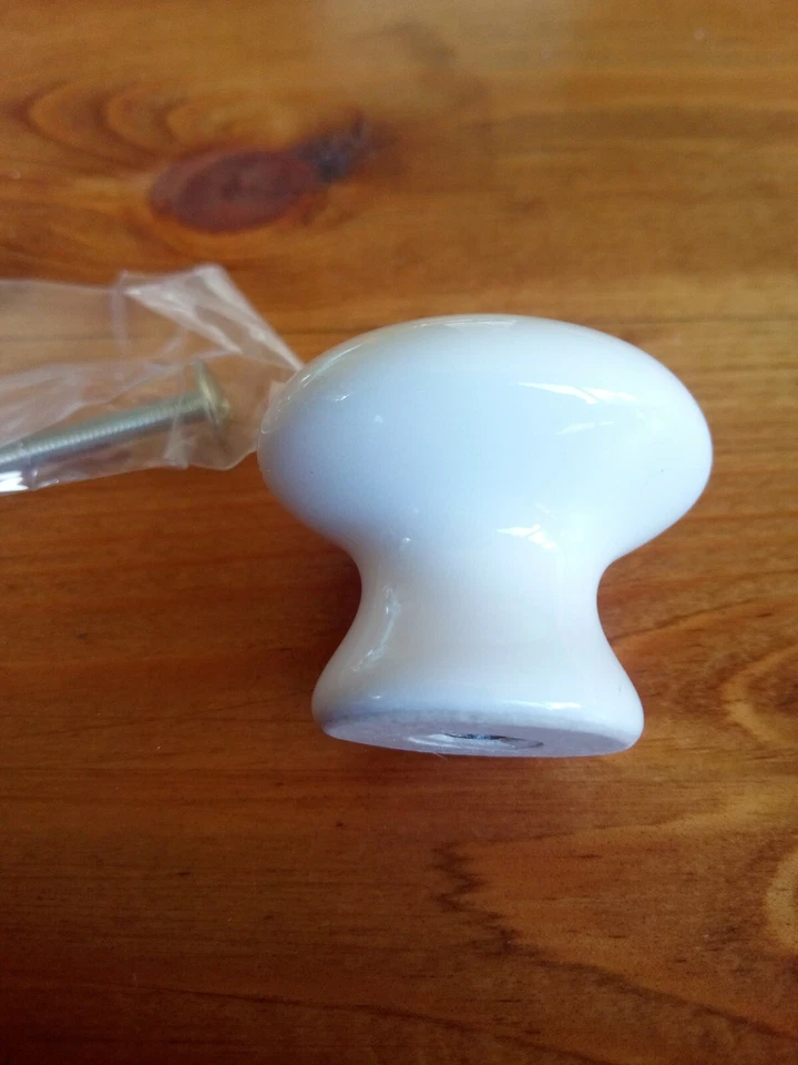 20 x White Quality Porcelain/Ceramic Door/Draw Knobs. New individually packed - Image 2 of 4