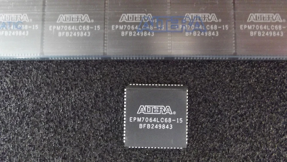 EPM7064LC68-15 - ALTERA PLCC68 - PLD IC - 1 Stück/pc