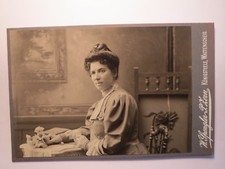 Königsteele - Wattenscheid - sitzende junge Frau - Kulisse / KAB Rückseite Haus