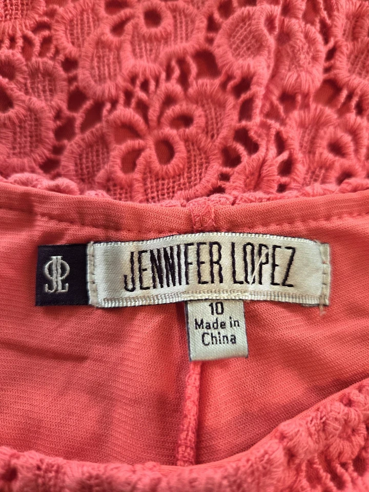 Pantalones Cortos Jennifer Lopez Poliéster Con Superposición de Crochet Talla 10 Cremallera Lateral Usados en Excelente Condición Coral  Foto 3 de 4