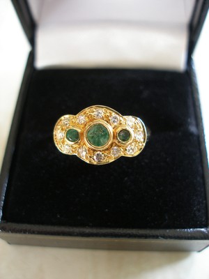 18KT GELBGOLD SMARAGD & DIAMANT CLUSTER-RING BRANDNEU IN BOX HERGESTELLT IN ENGLAND