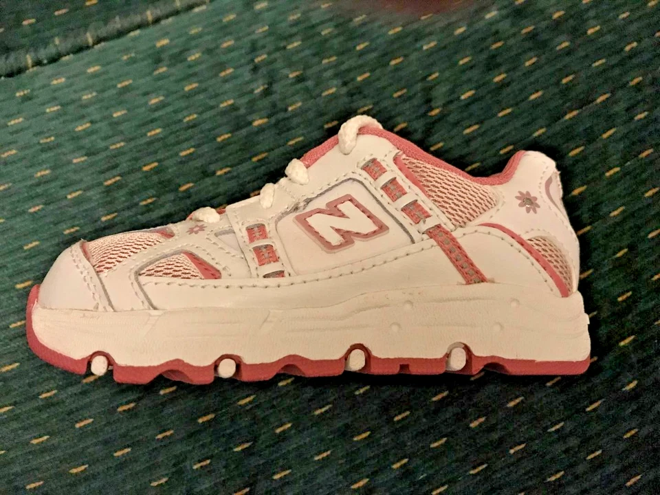 Niñas Tenis Cuero Corbata Blanco y Rosa New Balance Niñas Pequeñas Talla 7 1/2 M Foto 2 de 4