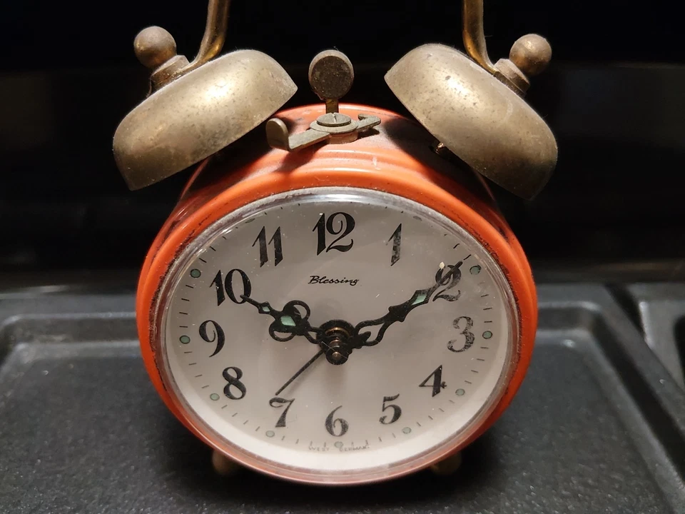 WIND UP BLESSING VINTAGE ALARM CLOCK WEST GERMANY BRASS TABLE CLOCK MANTLE - Image 3 of 4